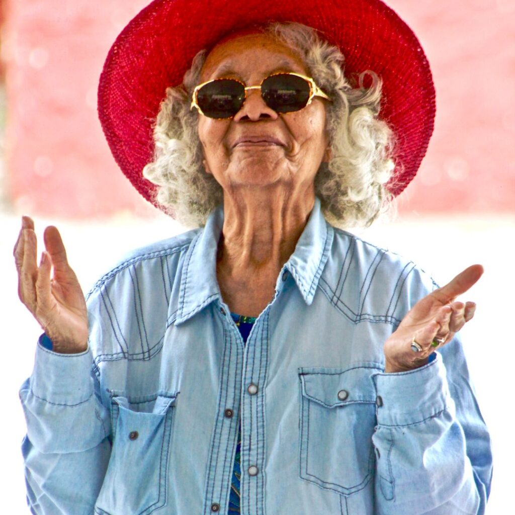 Woman with sunglasses, big hat and long sleeve shirt